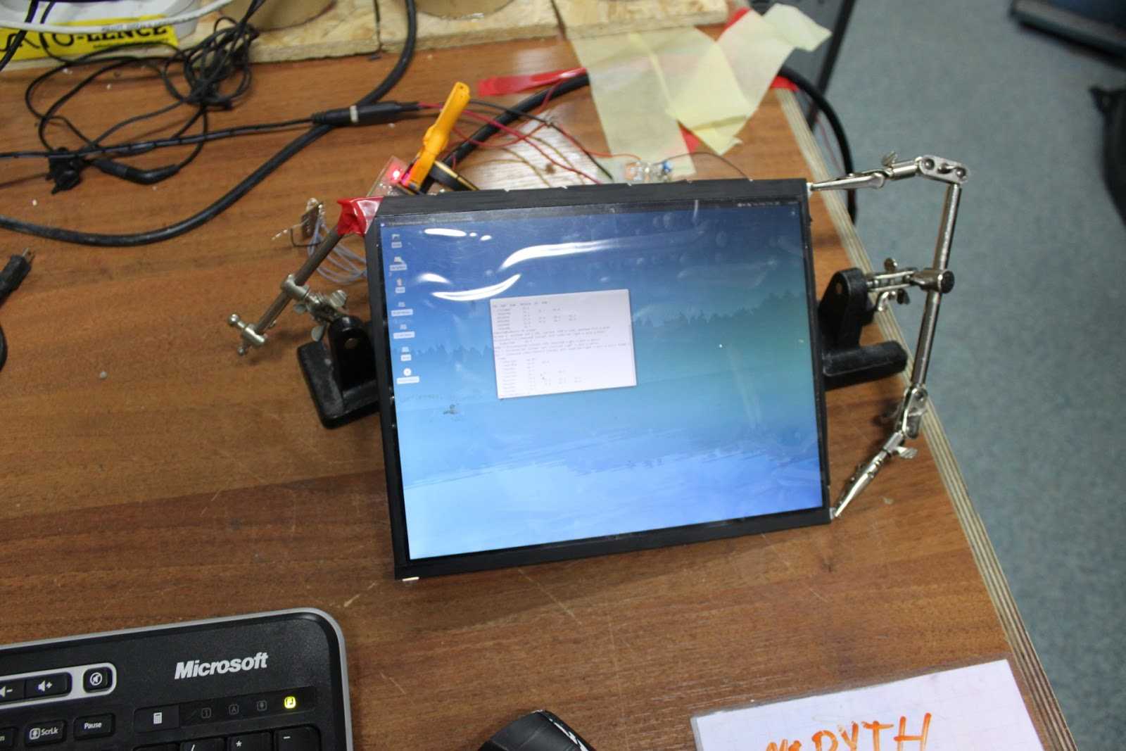Экран телефона на ноутбук через usb. Монитор из планшета. Монитор ноутбука. Подключить планшет к монитору. Планшет в качестве монитора.