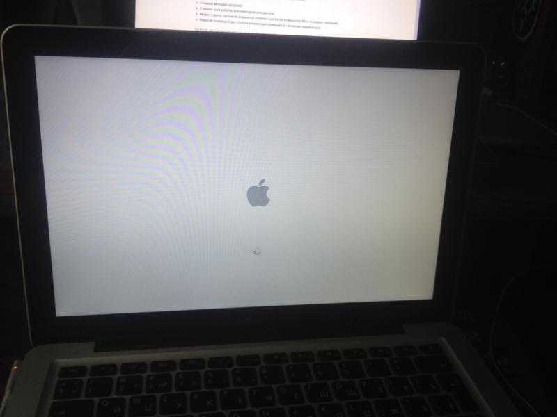 Ноутбук белый экран при включении что делать. Макбук черный экран. Mac черный экран. Макбук белый экран при включении. MACBOOK Pro черный экран.