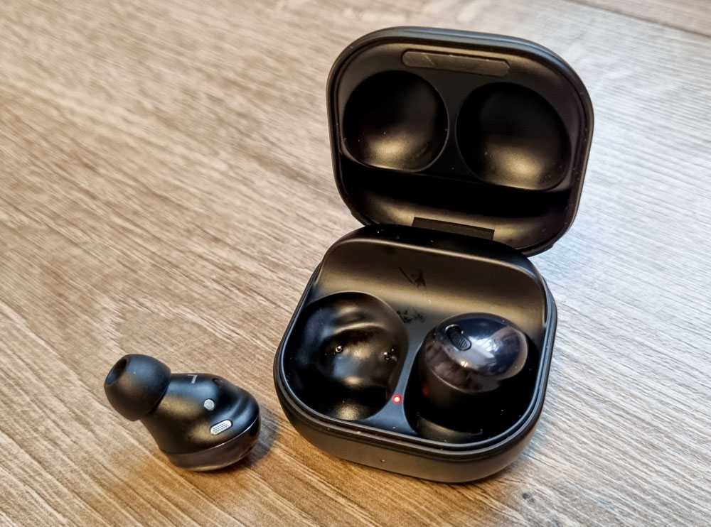 Наушники на оригинальность. Galaxy Buds на столе.