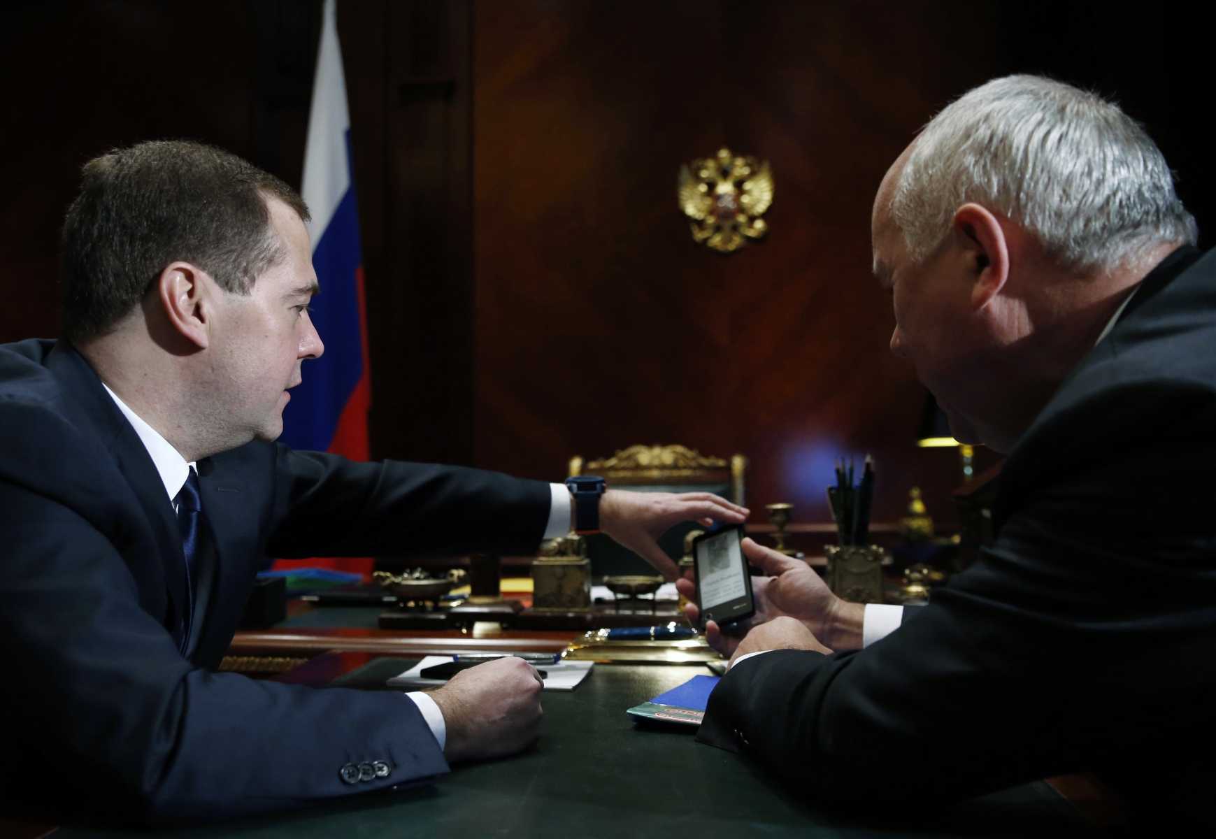 Медведев показал карту россии. Медведев и Чемезов смартфон. Йотафон Медведев.
