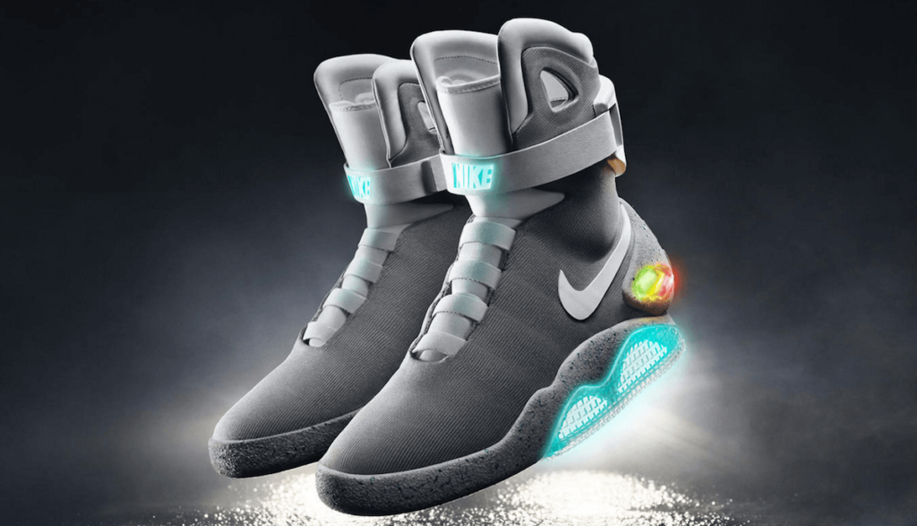 Компания Nike представила самозатягивающиеся кроссовки Adapt BB с поддержкой технологии FitAdapt Управлять силой натяжения можно со смартфона или кнопками на подошве